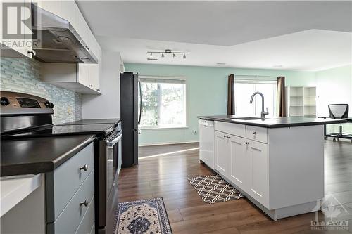 4474 Harper Avenue, Cyrville - Carson Grove - Pineview (2202 - Carson Grove), ON - Indoor Photo Showing Kitchen With Upgraded Kitchen