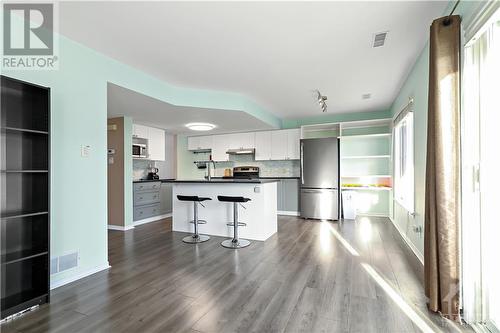 4474 Harper Avenue, Cyrville - Carson Grove - Pineview (2202 - Carson Grove), ON - Indoor Photo Showing Kitchen