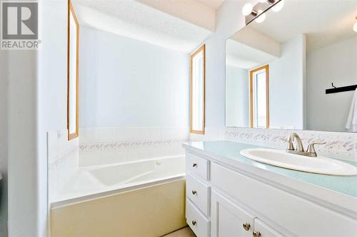 145 Macewan Park Rise Nw, Calgary, AB - Indoor Photo Showing Bathroom