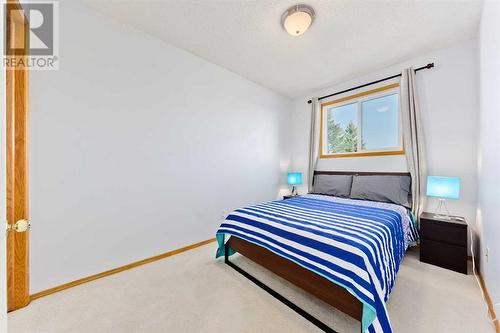 145 Macewan Park Rise Nw, Calgary, AB - Indoor Photo Showing Bedroom