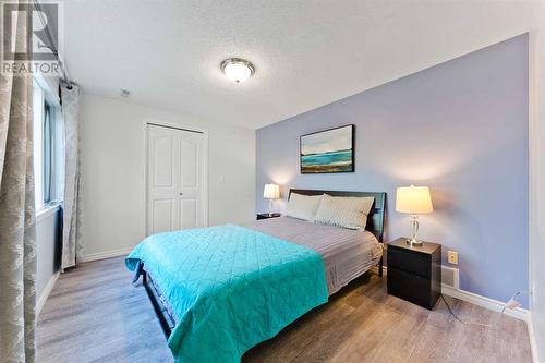 145 Macewan Park Rise Nw, Calgary, AB - Indoor Photo Showing Bedroom