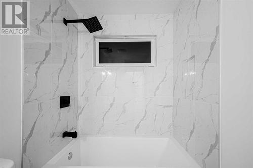 7915 Huntington Street Ne, Calgary, AB - Indoor Photo Showing Bathroom