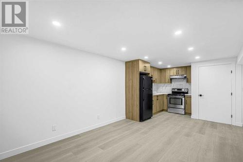 7915 Huntington Street Ne, Calgary, AB - Indoor Photo Showing Kitchen