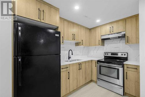 7915 Huntington Street Ne, Calgary, AB - Indoor Photo Showing Kitchen