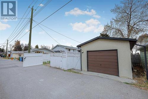 7915 Huntington Street Ne, Calgary, AB - Outdoor