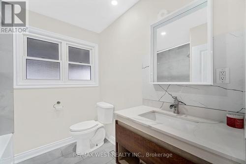 5866 Valley Way, Niagara Falls, ON - Indoor Photo Showing Bathroom