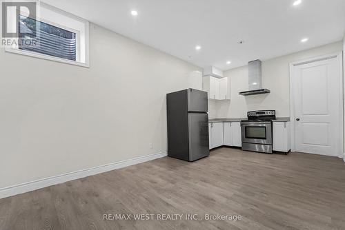 5866 Valley Way, Niagara Falls, ON - Indoor Photo Showing Kitchen