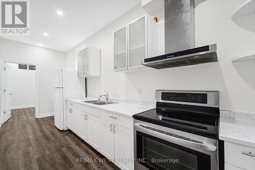 5866 Valley Way, Niagara Falls, ON - Indoor Photo Showing Kitchen With Double Sink