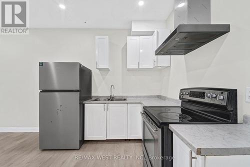 5866 Valley Way, Niagara Falls, ON - Indoor Photo Showing Kitchen With Double Sink