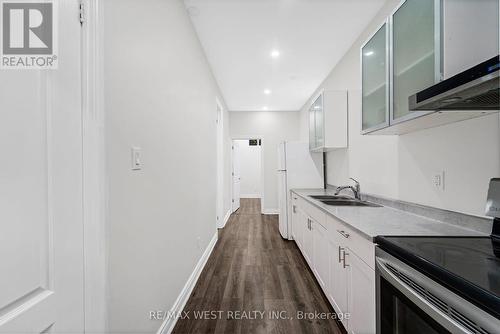 5866 Valley Way, Niagara Falls, ON - Indoor Photo Showing Kitchen With Double Sink