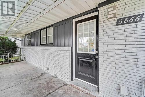 5866 Valley Way, Niagara Falls, ON - Outdoor With Exterior