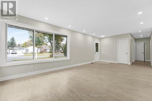 5866 Valley Way, Niagara Falls, ON - Indoor Photo Showing Other Room