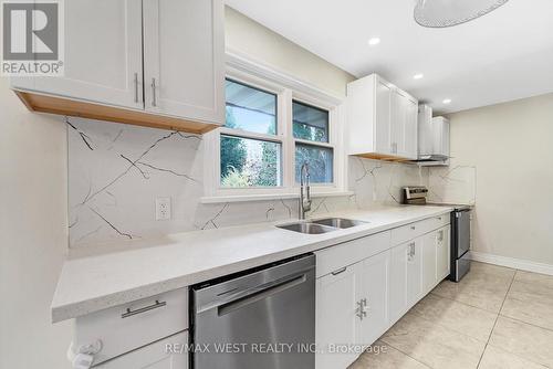 5866 Valley Way, Niagara Falls, ON - Indoor Photo Showing Kitchen With Double Sink