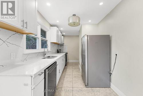 5866 Valley Way, Niagara Falls, ON - Indoor Photo Showing Kitchen With Double Sink