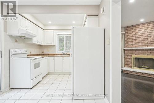 560 Marlatt Drive, Oakville, ON - Indoor Photo Showing Kitchen