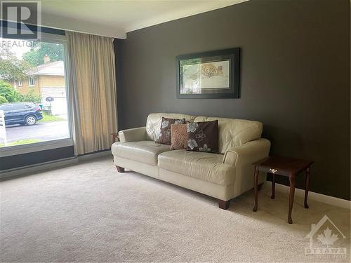 Spacious room with a large picture window - 210 Harcourt Avenue, Ottawa, ON - Indoor