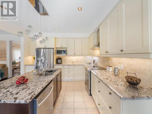 34 Brookview Drive, Bradford West Gwillimbury, ON - Indoor Photo Showing Kitchen With Double Sink With Upgraded Kitchen