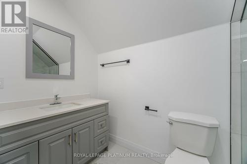 31 Garside Avenue S, Hamilton, ON - Indoor Photo Showing Bathroom