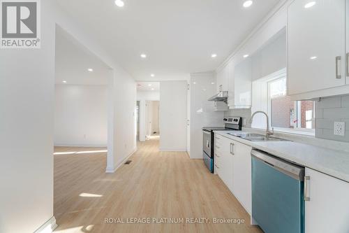 31 Garside Avenue S, Hamilton, ON - Indoor Photo Showing Kitchen With Double Sink With Upgraded Kitchen