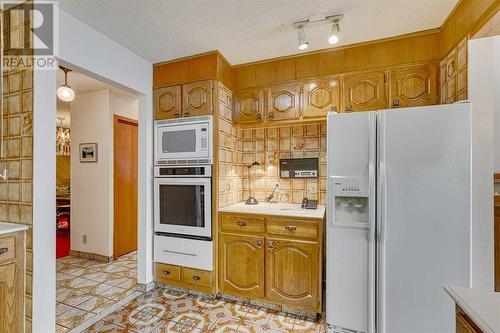 84 Range Way Nw, Calgary, AB - Indoor Photo Showing Kitchen