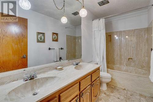 84 Range Way Nw, Calgary, AB - Indoor Photo Showing Bathroom