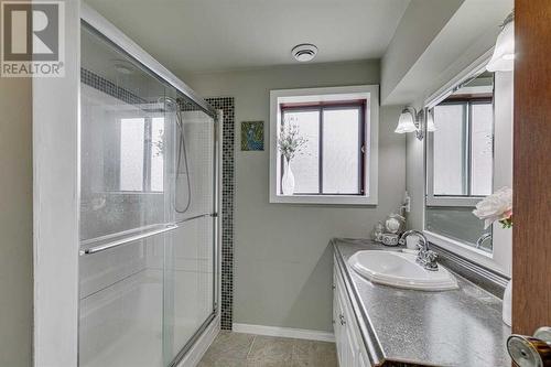 84 Range Way Nw, Calgary, AB - Indoor Photo Showing Bathroom