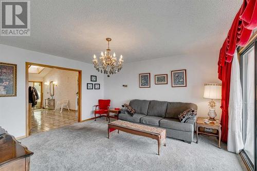 84 Range Way Nw, Calgary, AB - Indoor Photo Showing Living Room