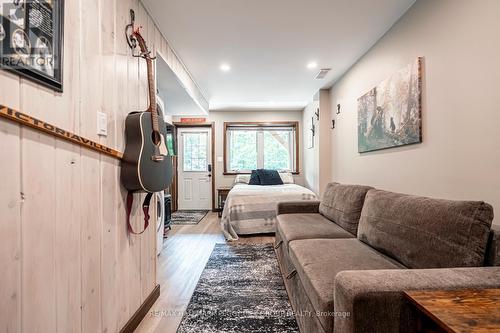 1023 Sophers Landing Road, Gravenhurst, ON - Indoor Photo Showing Living Room