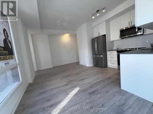 16 - 22 Lytham Green Circle, Newmarket, ON - Indoor Photo Showing Kitchen