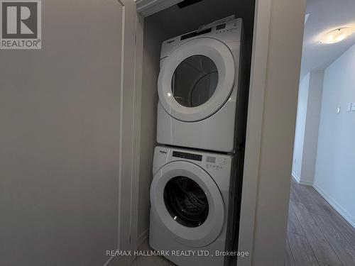 16 - 22 Lytham Green Circle, Newmarket, ON - Indoor Photo Showing Laundry Room