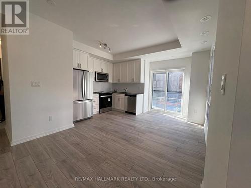 16 - 22 Lytham Green Circle, Newmarket, ON - Indoor Photo Showing Kitchen