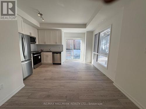 16 - 22 Lytham Green Circle, Newmarket, ON - Indoor Photo Showing Kitchen