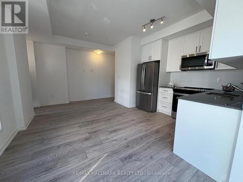 16 - 22 Lytham Green Circle, Newmarket, ON - Indoor Photo Showing Kitchen