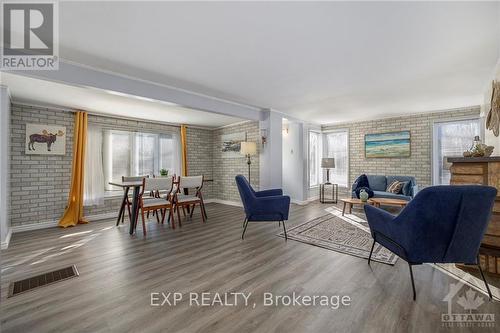 4551 Watsons Corners Road, Lanark Highlands, ON - Indoor Photo Showing Living Room