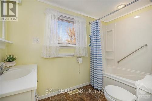 4551 Watsons Corners Road, Lanark Highlands, ON - Indoor Photo Showing Bathroom