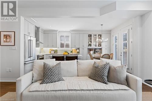 5068 Connor Drive, Lincoln (982 - Beamsville), ON - Indoor Photo Showing Living Room