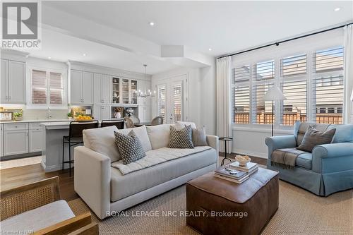 5068 Connor Drive, Lincoln (982 - Beamsville), ON - Indoor Photo Showing Living Room