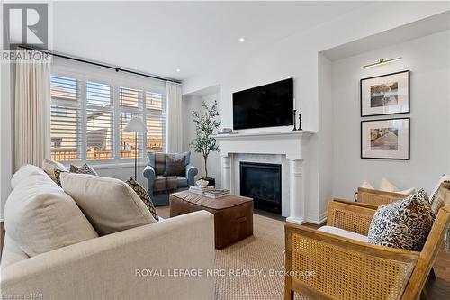 5068 Connor Drive, Lincoln (982 - Beamsville), ON - Indoor Photo Showing Living Room With Fireplace