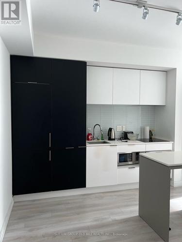 1409 - 33 Helendale Avenue, Toronto, ON - Indoor Photo Showing Kitchen