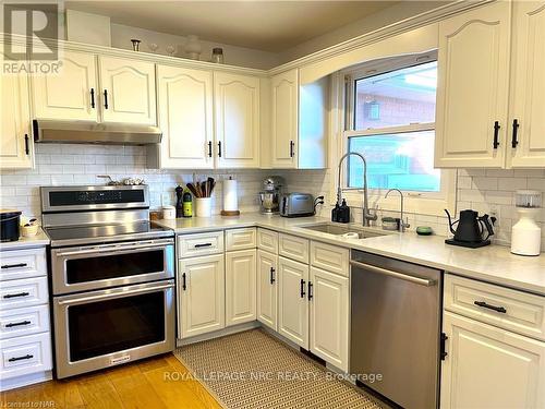 2827 Red Maple Avenue, Lincoln (980 - Lincoln-Jordan/Vineland), ON - Indoor Photo Showing Kitchen With Double Sink