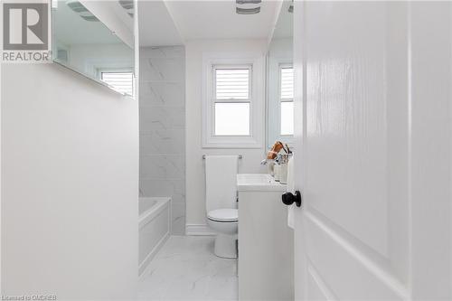 46 Upper Walker Avenue, Stoney Creek, ON - Indoor Photo Showing Bathroom