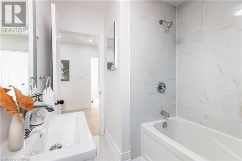 46 Upper Walker Avenue, Stoney Creek, ON - Indoor Photo Showing Bathroom