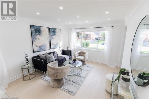 46 Upper Walker Avenue, Stoney Creek, ON - Indoor Photo Showing Living Room