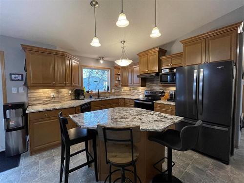 412 Centennial Drive S, Swan River, MB - Indoor Photo Showing Kitchen With Double Sink With Upgraded Kitchen