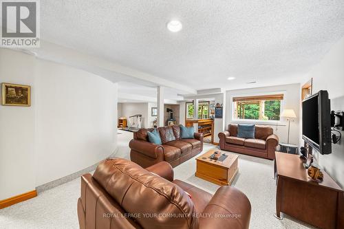 48 Lanewood Drive, Aurora, ON - Indoor Photo Showing Living Room