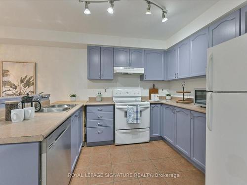 92 Coleridge Dr, Newmarket, ON - Indoor Photo Showing Kitchen With Double Sink