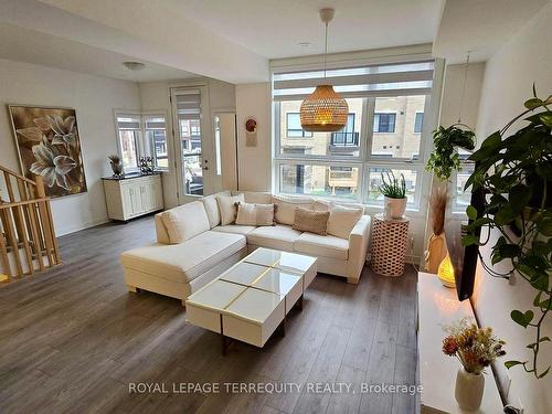 18 Spry Lane, Barrie, ON - Indoor Photo Showing Living Room