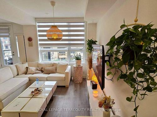 18 Spry Lane, Barrie, ON - Indoor Photo Showing Living Room