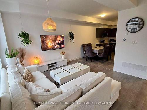 18 Spry Lane, Barrie, ON - Indoor Photo Showing Living Room