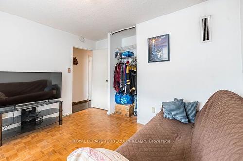 403-1535 Lakeshore Rd E, Mississauga, ON - Indoor Photo Showing Living Room